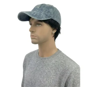 Manken erkek üzerinde sol profilden çekilmiş mavi denim eskitilmiş jean beyzbol şapka TikiTonki
