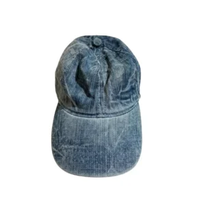 Beyaz arka fonda mankensiz mavi denim eskitilmiş jean beyzbol şapka detay çekimi TikiTonki