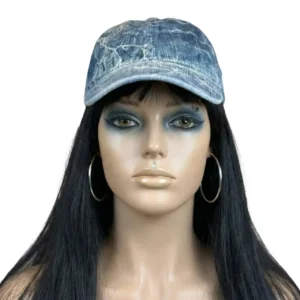 Manken kadın üzerinde tam karşıdan görünüm mavi denim eskitilmiş jean beyzbol şapka TikiTonki