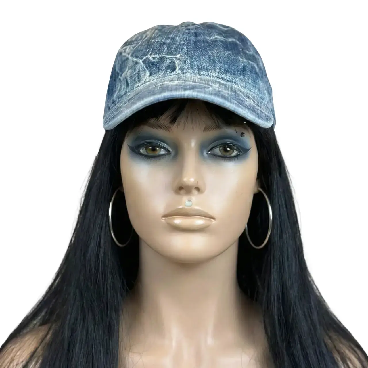 Manken kadın üzerinde tam karşıdan görünüm mavi denim eskitilmiş jean beyzbol şapka TikiTonki