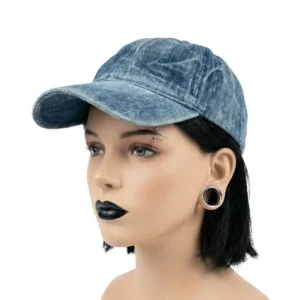 Manken kadın üzerinde sol çaprazdan çekilmiş mavi denim eskitilmiş jean beyzbol şapka TikiTonki