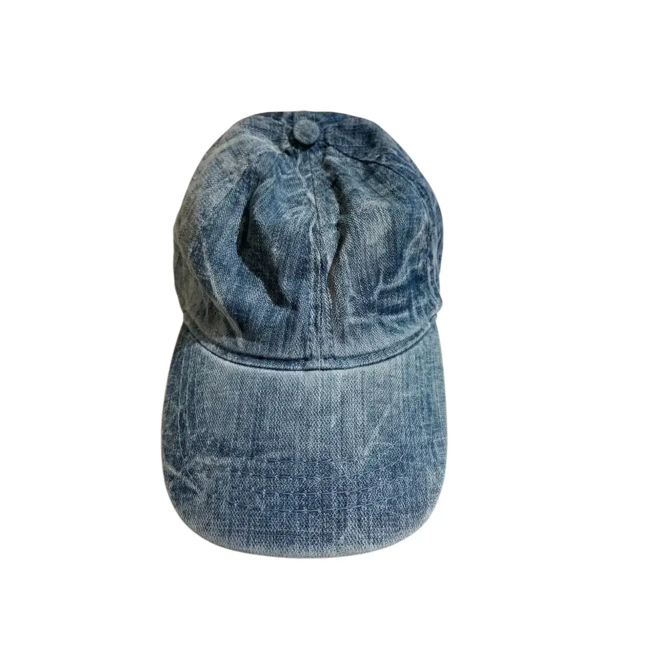 Beyaz arka fonda mankensiz mavi denim eskitilmiş jean beyzbol şapka detay çekimi TikiTonki