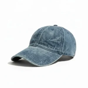 Unisex Model Eskitilmiş Denim Beyzbol Şapka beyaz fonda çapraz ürün görünümü.