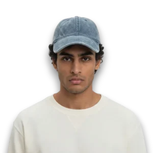 Unisex Model Eskitilmiş Denim Beyzbol Şapka erkek mankende beyaz fon önden poz.
