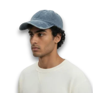Unisex Model Eskitilmiş Denim Beyzbol Şapka erkek mankende beyaz fon sağ çapraz poz.