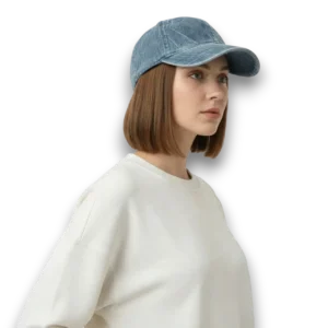 Unisex Model Eskitilmiş Denim Beyzbol Şapka kadın mankende beyaz fon sol çapraz poz.