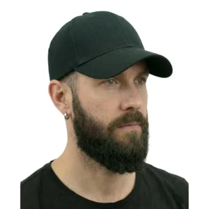 Manken erkek üzerinde sağ çaprazdan poz verilmiş unisex siyah cotton kumaş beyzbol şapka TikiTonki