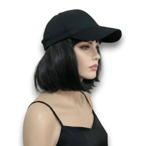 Manken kadın üzerinde sağ profilden çekilmiş unisex siyah cotton kumaş beyzbol şapka TikiTonki