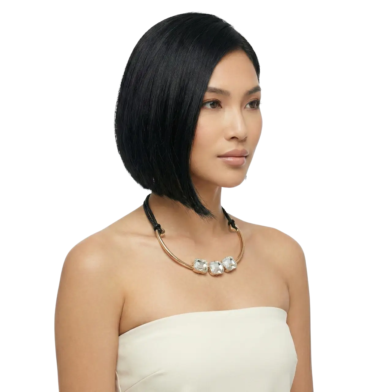 Altın Kaplama Kare Taşlı Choker Kolye manken üzerinde sağ yandan detaylı çekimle beyaz arka planda öne çıkıyor.
