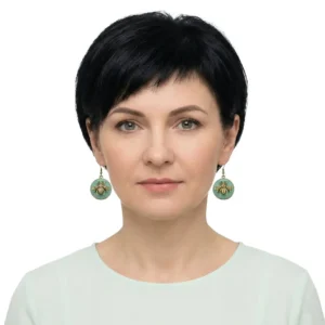 Madalyon küpe mankende önden çekimde arı figürlü turkuaz detayını beyaz fonda net gösteriyor.