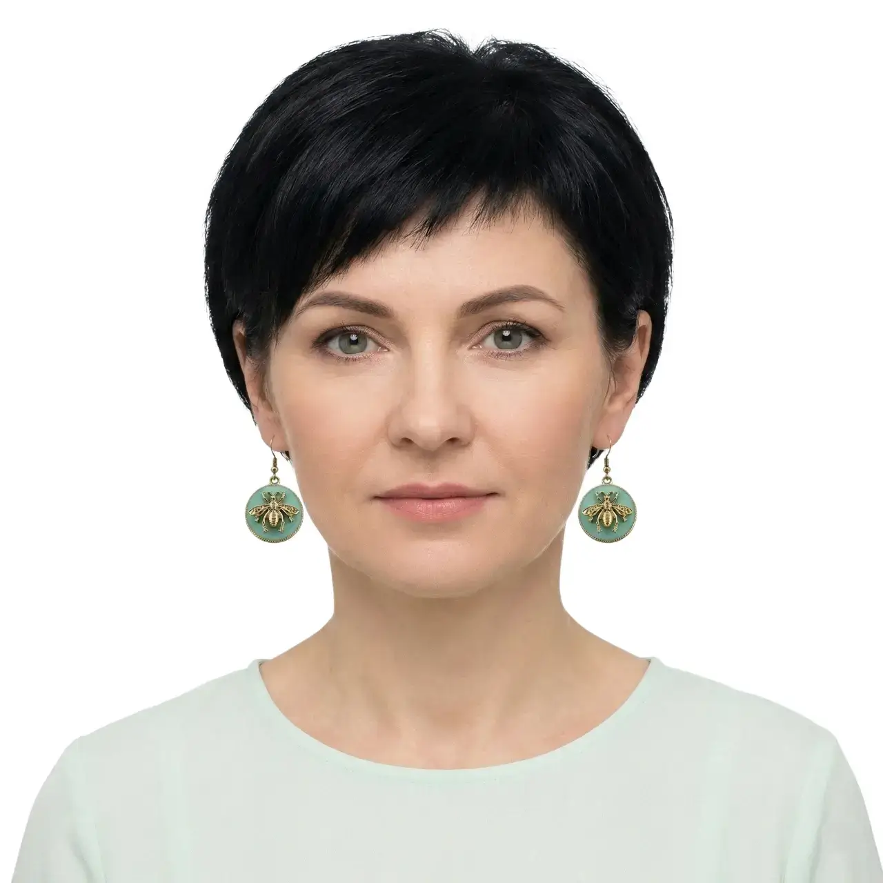 Madalyon küpe mankende önden çekimde arı figürlü turkuaz detayını beyaz fonda net gösteriyor.