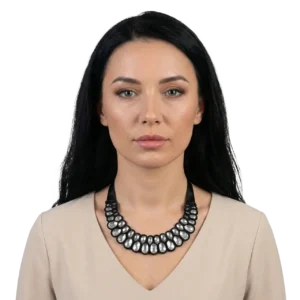 Arkadan Bağlamalı Kristal Taşlı Choker Kolye mankenin boynunda önden pozla beyaz arka planda zarif şekilde sergileniyor.