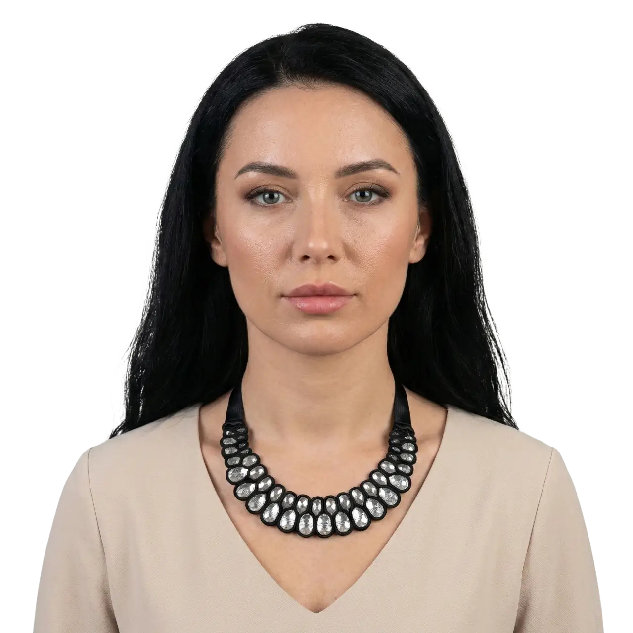 Arkadan Bağlamalı Kristal Taşlı Choker Kolye mankenin boynunda önden pozla beyaz arka planda zarif şekilde sergileniyor.