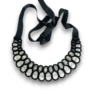 Arkadan Bağlamalı Kristal Taşlı Choker Kolye üstten çekim detaylarıyla beyaz arka planda net olarak görülüyor.