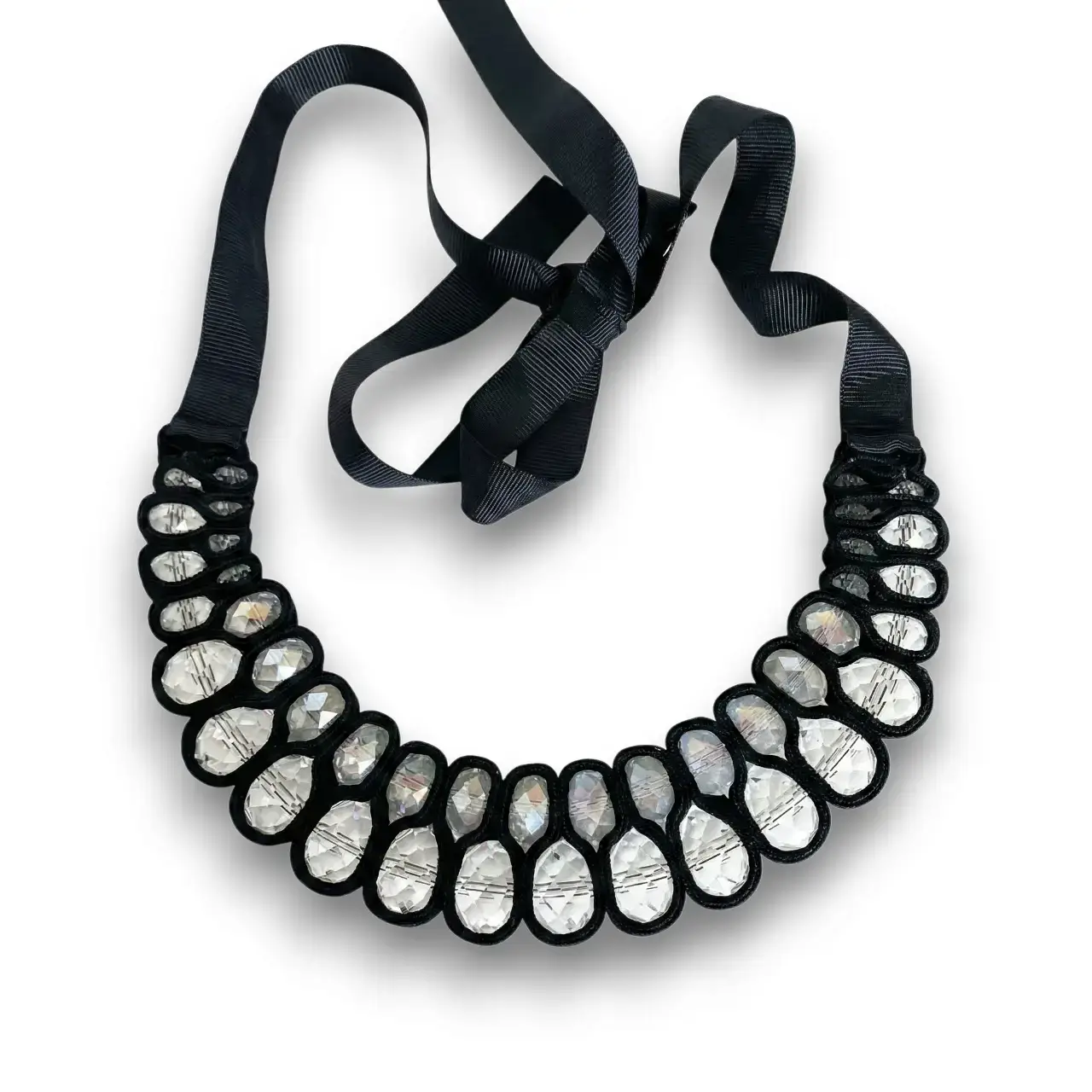 Arkadan Bağlamalı Kristal Taşlı Choker Kolye üstten çekim detaylarıyla beyaz arka planda net olarak görülüyor.