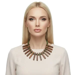 Bohem Tarz Ahşap Boncuklu Choker Kolye manken üzerinde tam karşıdan çekimle beyaz arka planda net olarak görülüyor.