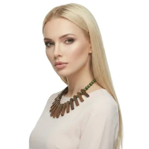 Bohem Tarz Ahşap Boncuklu Choker Kolye manken üzerinde sol çaprazdan çekilmiş pozuyla beyaz arka planda öne çıkıyor.
