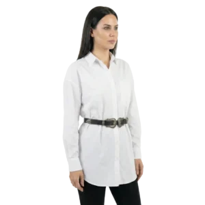 Manken üzerinde beyaz oversize gömlek ile siyah tayt kombininde kullanılan çift tokalı retro stil deri kemer TikiTonki