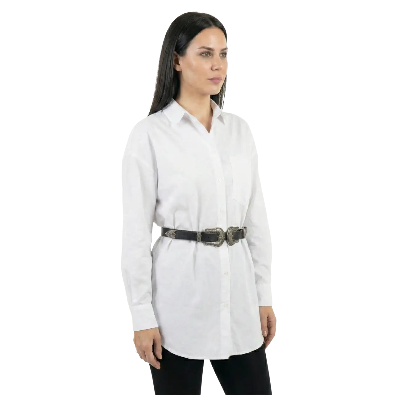 Manken üzerinde beyaz oversize gömlek ile siyah tayt kombininde kullanılan çift tokalı retro stil deri kemer TikiTonki