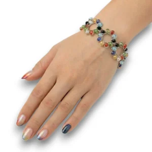 Çok renkli kristal taşlı retro bileklik manken bileğinde