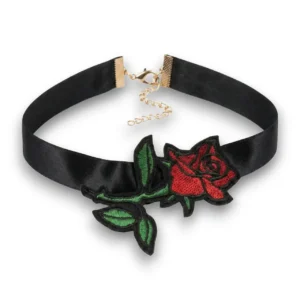 Gül motifli çok renkli choker kolye ürününün beyaz arka plan üzerindeki önden genel görünümü.