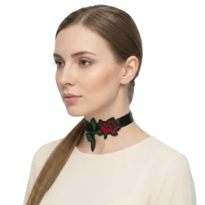 Gül motifli çok renkli choker kolye tasarımının beyaz fonda manken üzerinde sol yandan pozu.