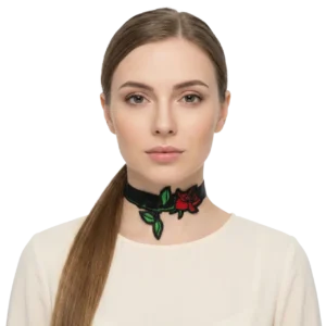 Gül motifli çok renkli choker kolye modelinin beyaz arka planda manken üzerinde önden pozu.