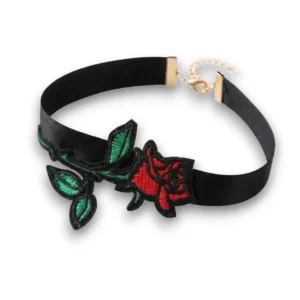Gül motifli çok renkli choker kolye modelinin beyaz arka plan üzerindeki yandan genel görünümü.