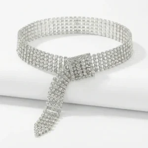 Gümüş kaplama zirkon taşlı choker kolye modelinin kumaş zemin üzerindeki genel görünümü.