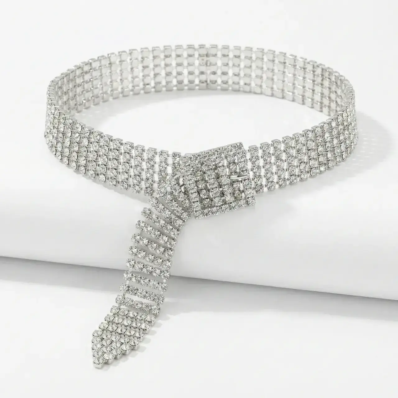 Gümüş kaplama zirkon taşlı choker kolye modelinin kumaş zemin üzerindeki genel görünümü.
