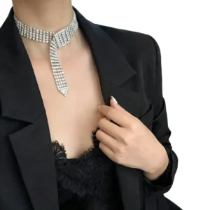 Gümüş kaplama zirkon taşlı choker kolye ürününün beyaz arka planda manken boynunda önden görünümü.
