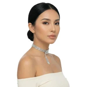 Gümüş kaplama zirkon taşlı choker kolye tasarımının beyaz fonda manken üzerinde sağ yandan görünümü.