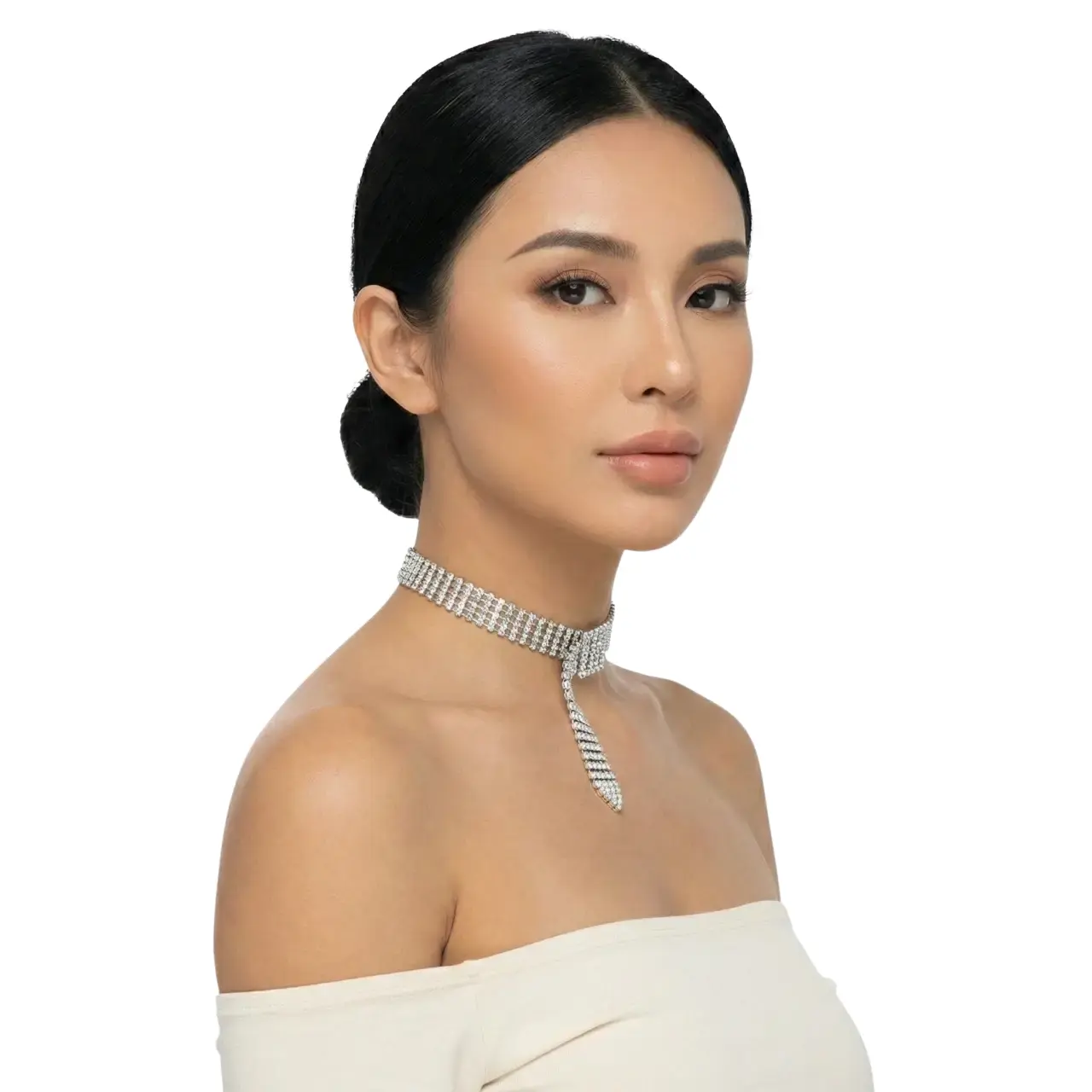 Gümüş kaplama zirkon taşlı choker kolye tasarımının beyaz fonda manken üzerinde sağ yandan görünümü.