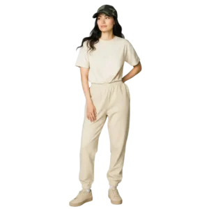 Manken kadın üzerinde ayakta tam vücut spor giyim ile kamuflaj desenli cotton kumaş beyzbol şapka TikiTonki