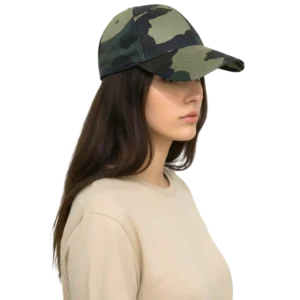 Manken kadın üzerinde yandan çekilmiş kamuflaj desenli cotton kumaş beyzbol şapka TikiTonki