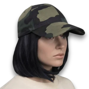 Kamuflaj Desenli Unisex Model Beyzbol Şapka kadın mankende beyaz fon sağ çapraz poz.