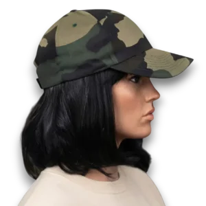 Kamuflaj Desenli Unisex Model Beyzbol Şapka kadın mankende beyaz fon profil çekimi.