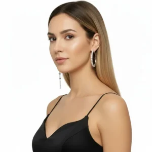 Asimetrik küpe yakın çekimde kristal taşlı halka modelinin parlaklığını mankenin kulağında gösteriyor.
