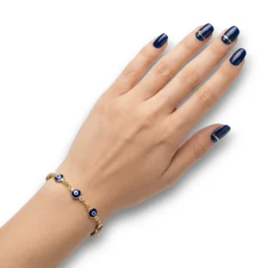 Nazar boncuklu altın kaplama zincir bileklik manken bileğinde