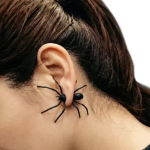 Siyah Renk Tarantula Tasarım Gotik Küpe, mankende sol profil detay çekim, beyaz fon.