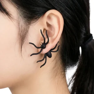 Siyah Renk Tarantula Tasarım Gotik Küpe, mankende sol kulakta yakın çekim.