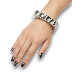 Zirkon taşlı kare tasarım kelepçe bileklik manken bileğinde