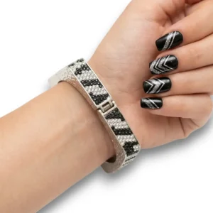 Zirkon taşlı kare tasarım kelepçe bileklik manken bileğinde