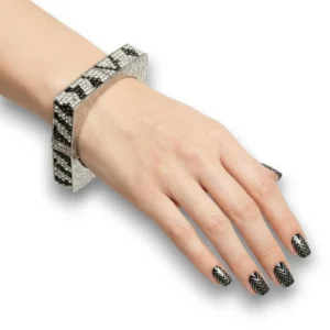 Zirkon taşlı kare tasarım kelepçe bileklik manken bileğinde