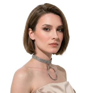 Zirkon taşlı metal halkalı choker kolye tasarımının beyaz fonda manken üzerinde sağ yandan pozu.