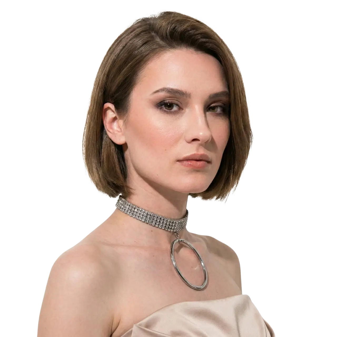 Zirkon taşlı metal halkalı choker kolye tasarımının beyaz fonda manken üzerinde sağ yandan pozu.