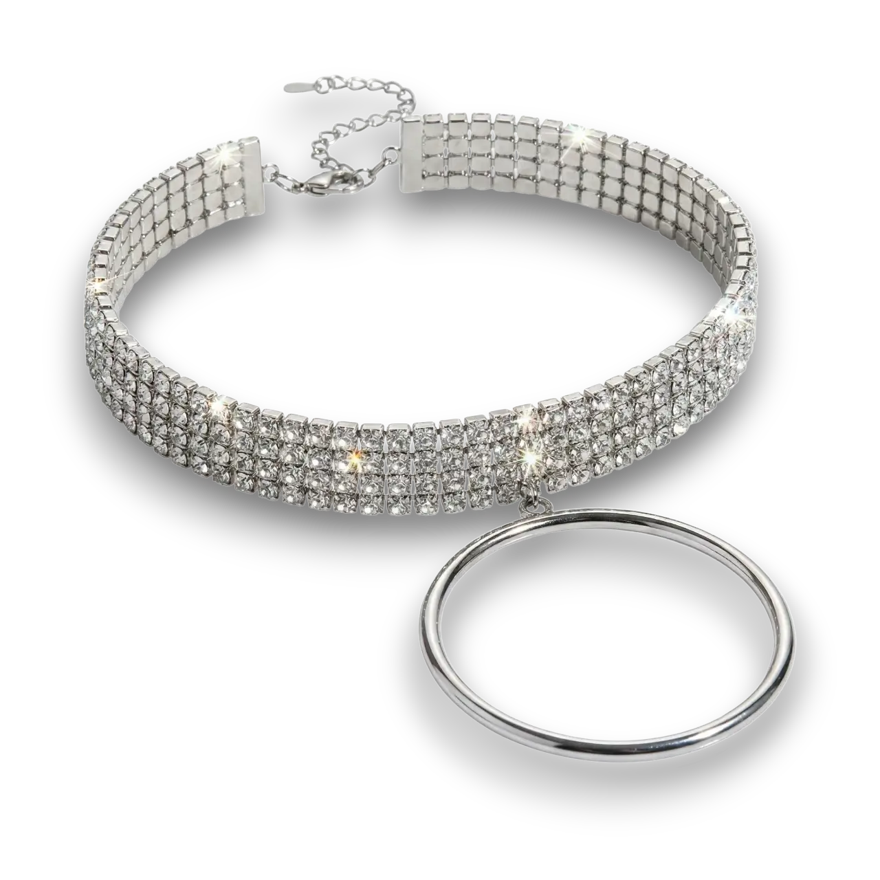 Zirkon taşlı metal halkalı choker kolye ürününün beyaz arka plan üzerindeki genel görünümü.