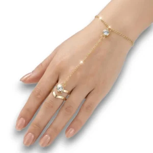 Zirkon taşlı yüzük detaylı şahmeran bileklik manken elinde