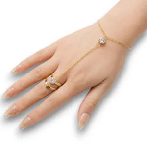 Zirkon taşlı yüzük detaylı şahmeran bileklik manken elinde