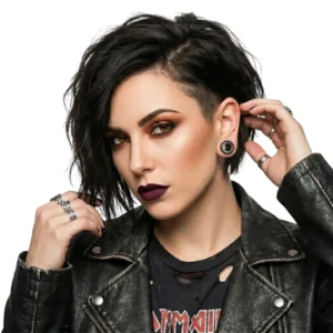 Ay figürlü doğal ahşap tünel piercing manken kulağında